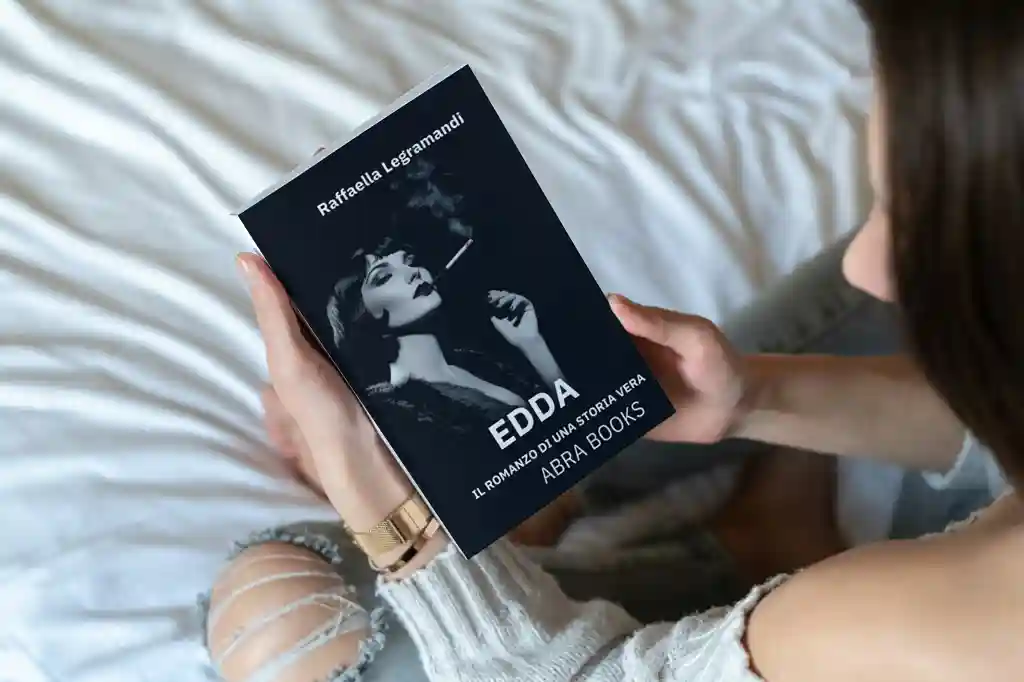 libro sulle mani di una lettrice