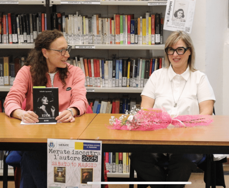 la foto dell'autrice durante la presentazione del suo libro EDDA