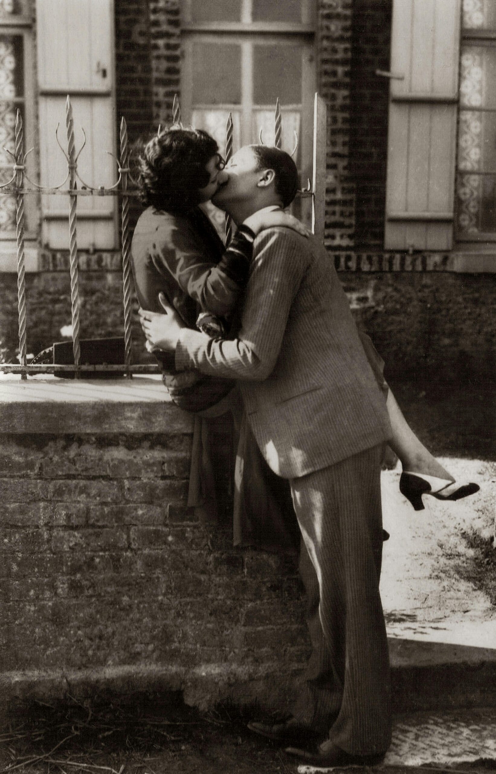 un uomo e una donna che si baciano e, attraverso di esso, rappresentano la definizione di amore tra filosofia e realtà