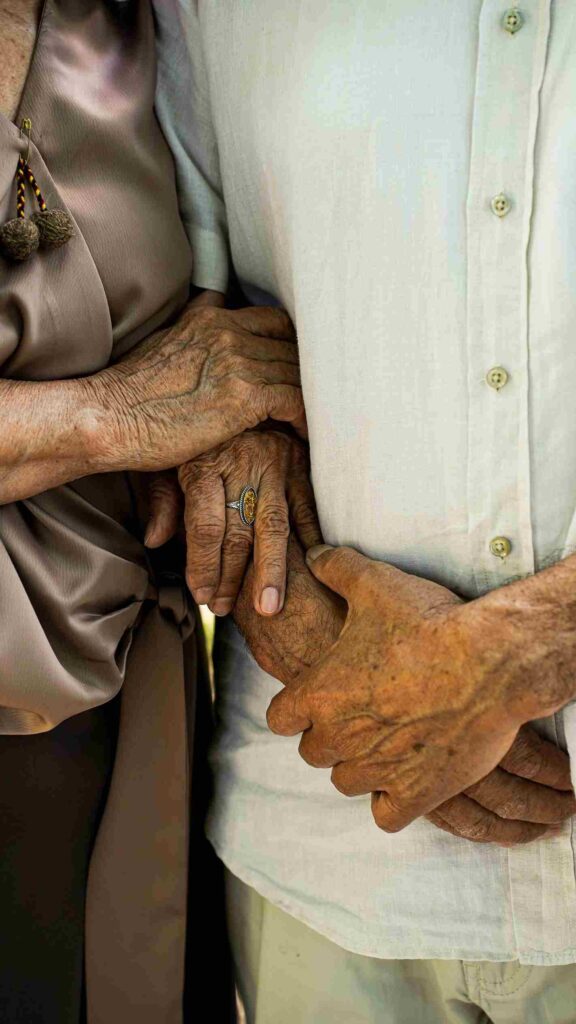 innamoramento e amore in una foto rappresentata da una coppia di anziani di cui si vedono solo le mani